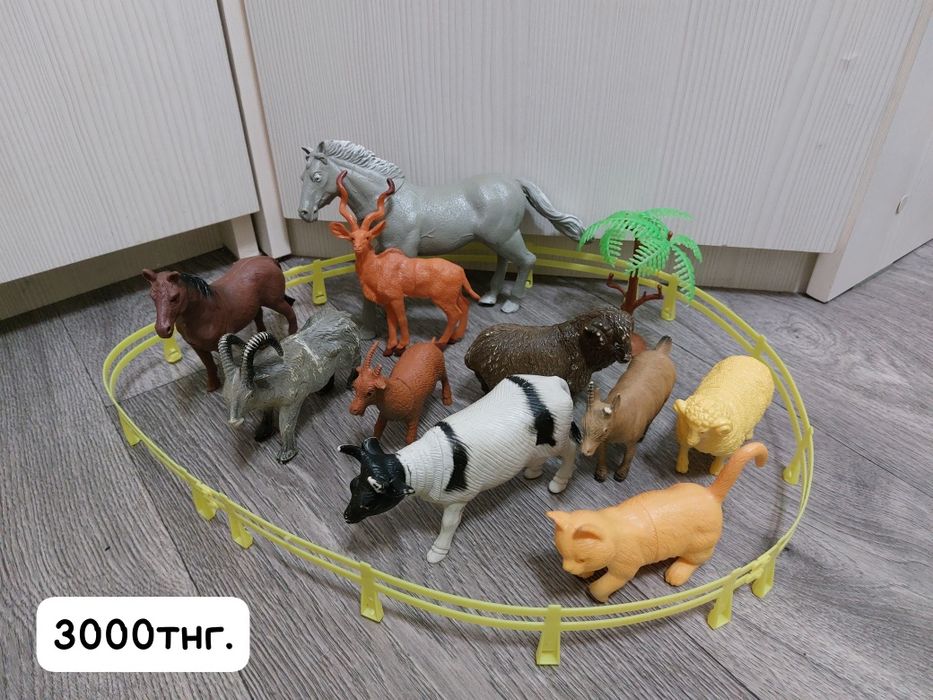 Продам Ферму Животные и Динозавры