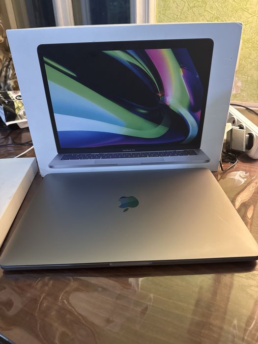 MacBook Pro 13” M2 2022 (8gb/512ssd) с коробкой, состояние отличное