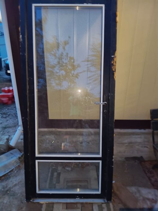 Продам пластиковую дверь