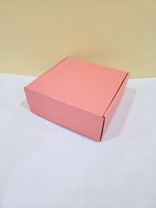 Белая и розовая картонная коробка