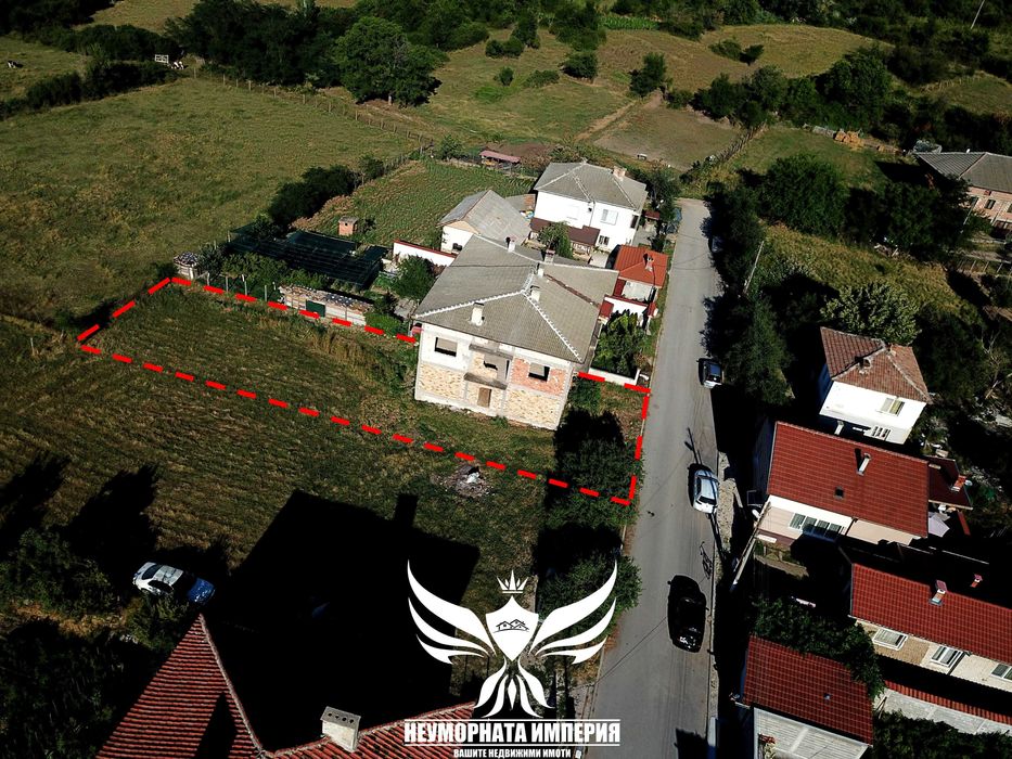 Продавам двуетажна къща 206РЗП и двор 525кв.м. с гараж в с.Тополово