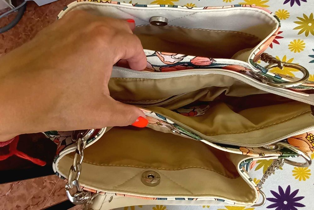 Свежа чанта на лалета