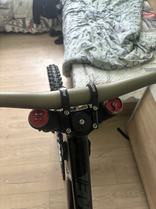 Продавам всичко без бара number plate-a седалката и гумите