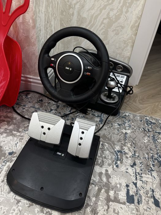 Игровой руль с педалями