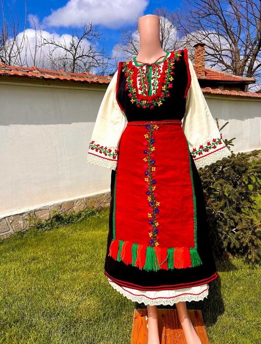 Ръчно бродирана носия. Новодел.