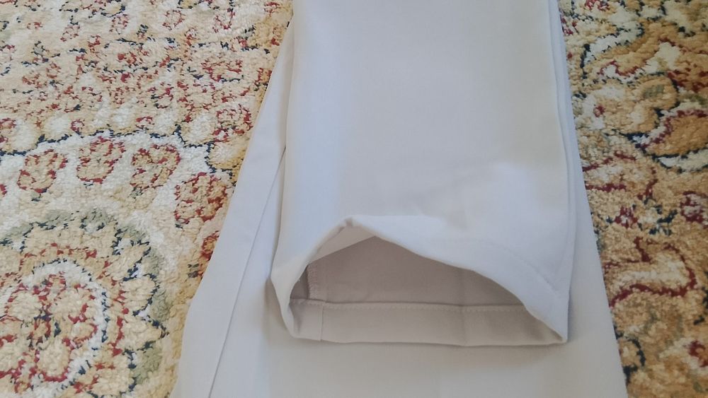 Слаксы молочного цвета