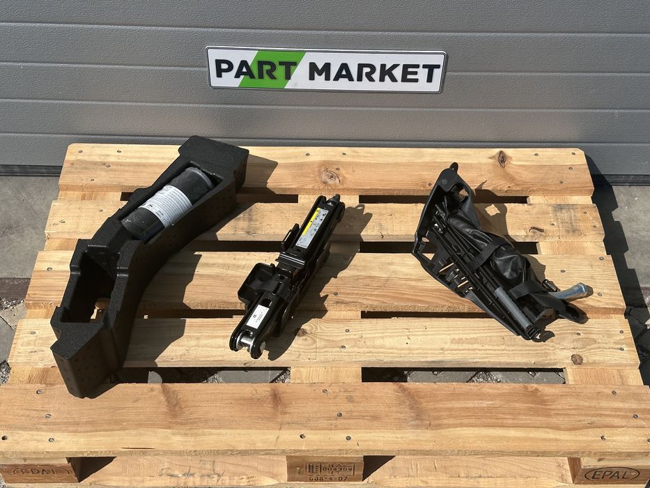 Комплект инструменти с крик AUDI A7 C8 4K8011031