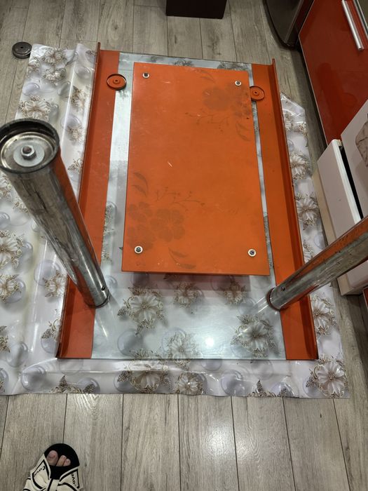 Отдам стол бесплатно , самовывоз .