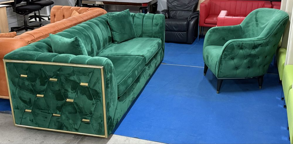 Италиански ликсозен и модерен диван триместен с фотьойл зелено кадифе
