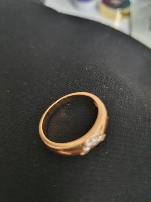 Золотое обручальное кольцо