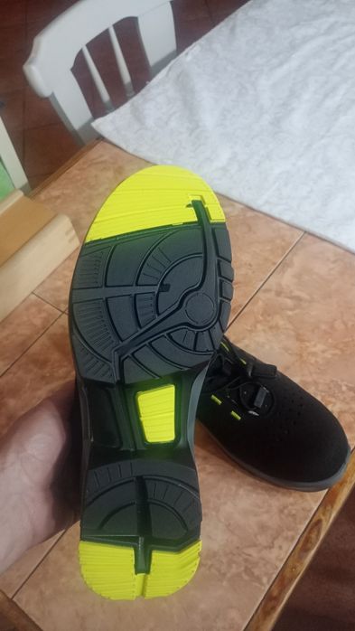 Pantofi cu bombeu Uvex.