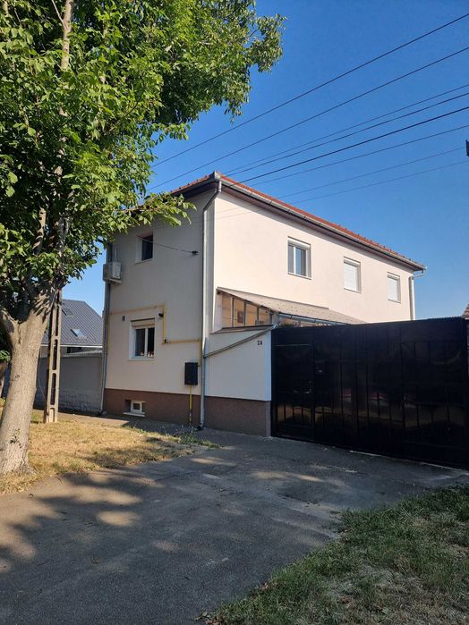 Vand casa cu 4 camere in zona Cantemir