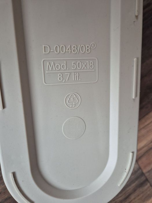 Саксия с поднос за цветя