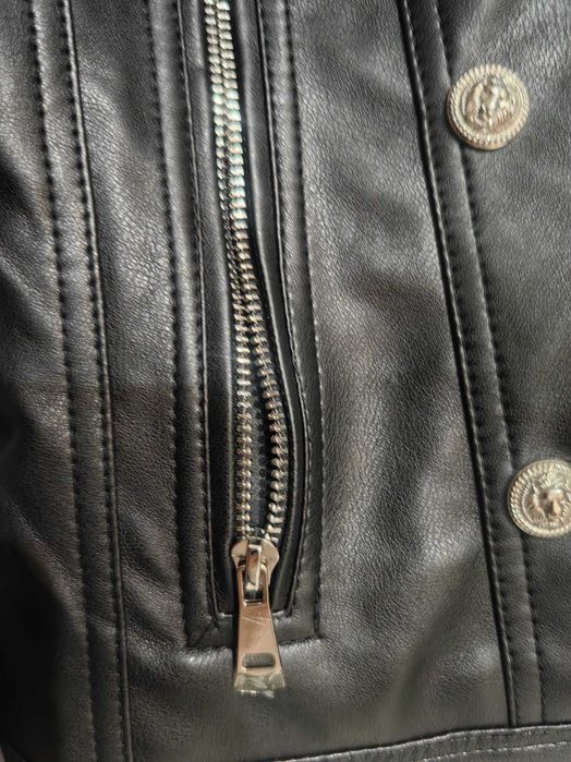 Дамско  яке с капси и ефектна яка