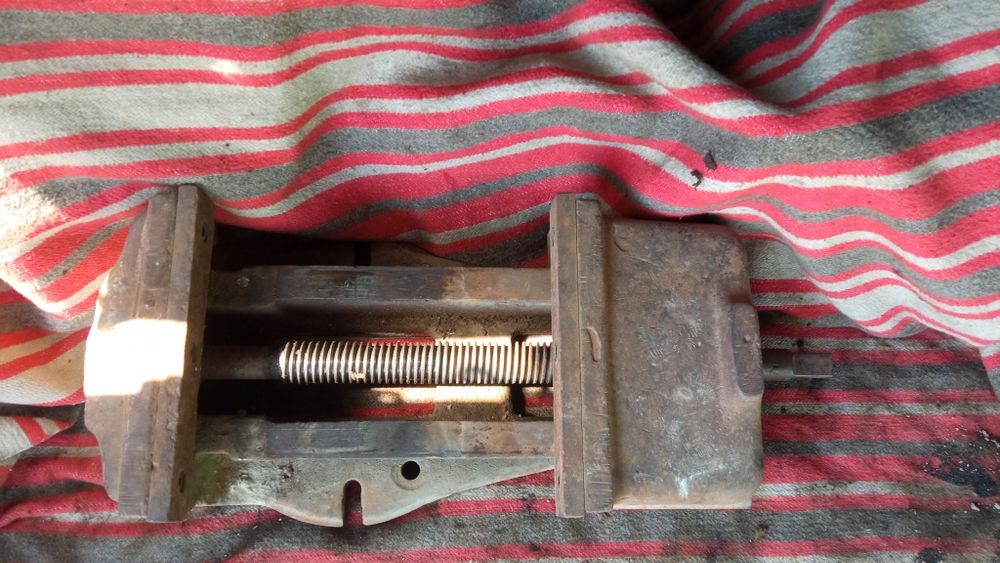 Тисы, тиски,тисочки.