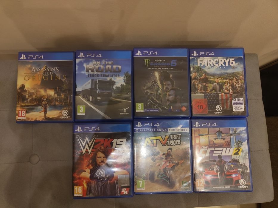Продавам ps4 с външна памет,2джойстика,7игри