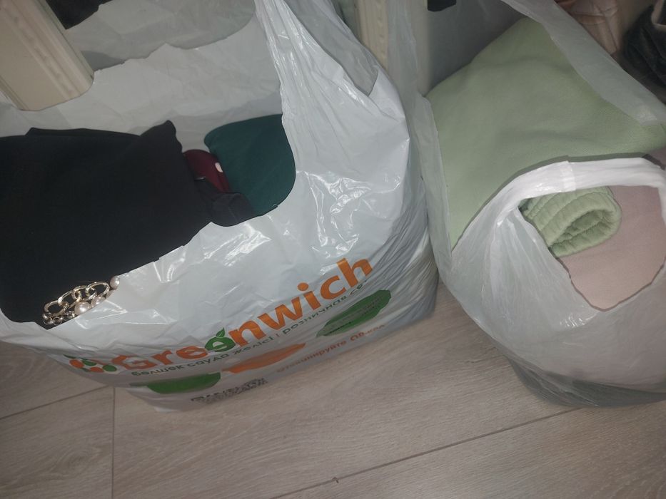 Два больших пакета женской одежды