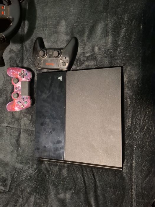 Vând PS 4 cu volan sau separat