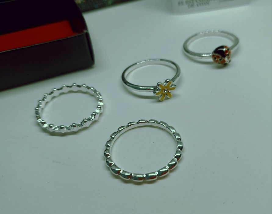 Винтажный набор колечек Avon.