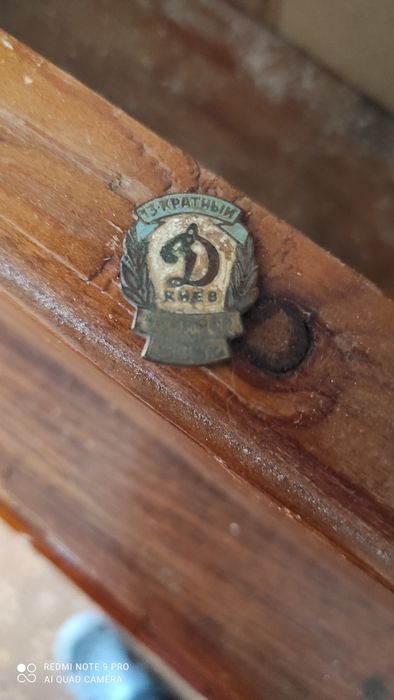 Значки и пряжка пионерская времён СССР.