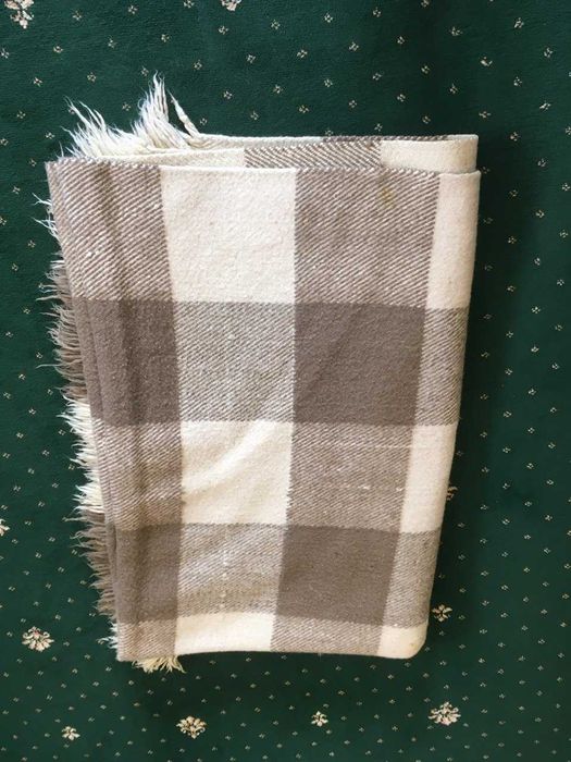 одеала вълнени 2 брх30 лв., едното прокъсано, другото има следа...