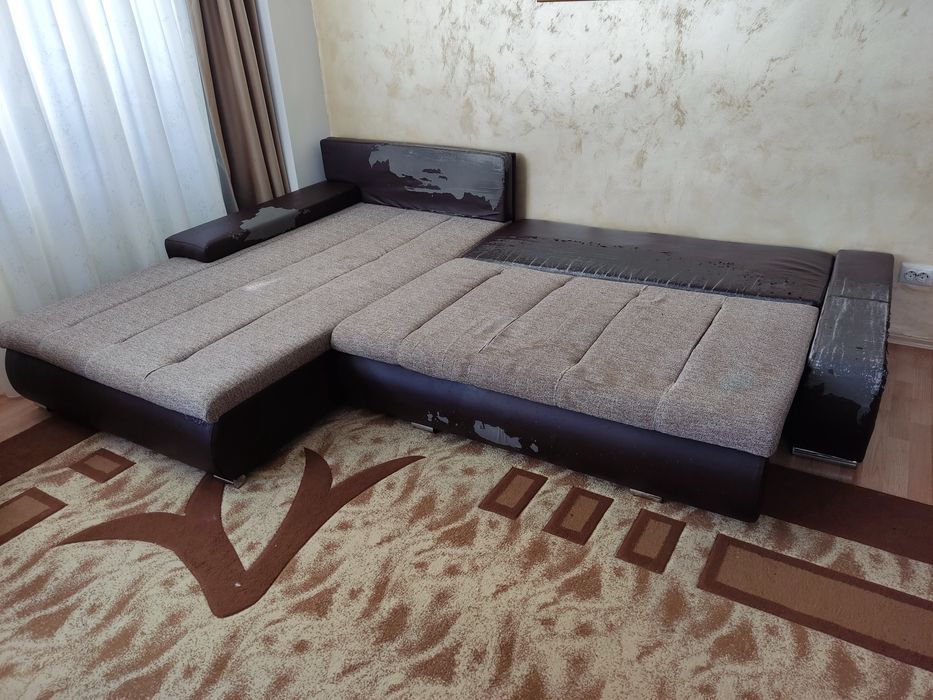 Vând colțar extensibil cu ladă de depozitare.