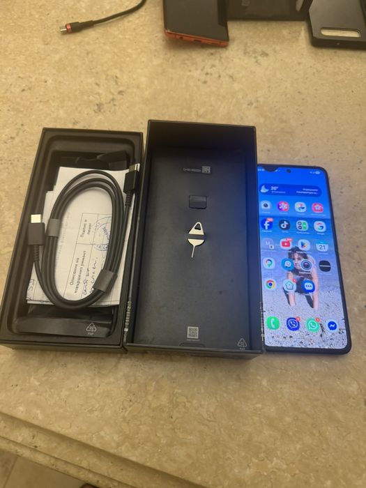 Samsung Galaxy Z Flip 3 5G | 256GB / 8GB RAM | Запазен | Пълен комплект