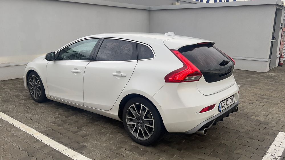 Volvo V40 D2 R-Design 2016 • Alb Perlat