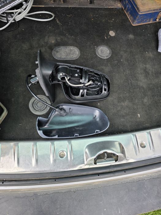Чисто ново дясно огледало за Peugeot 307 SW (с датчик, жилно задвижване)