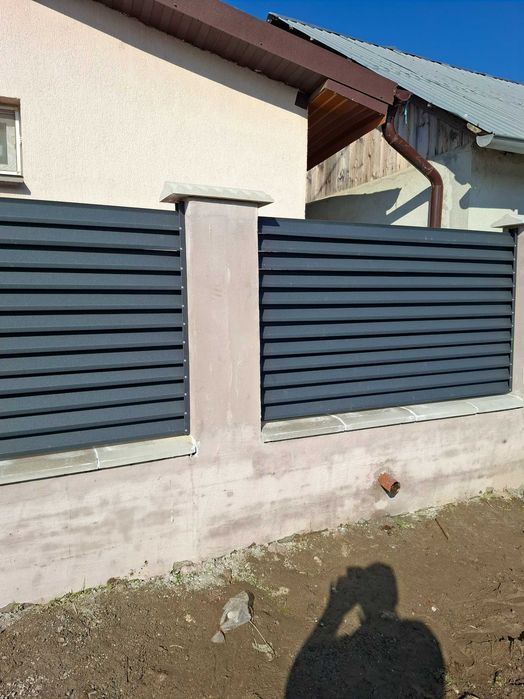 Garduri si porti din panouri stil jaluzele, sipca metalica, tabla cutata, plasa bordurata, fier forjat, BCA sau beton si alte modele disponibile