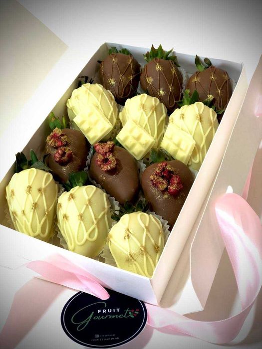 Клубника в шоколаде — потому что классика всегда в моде! Подарки.