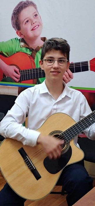 Обучаю Игре на Гитаре Детей Классика . По Собственной Методике .