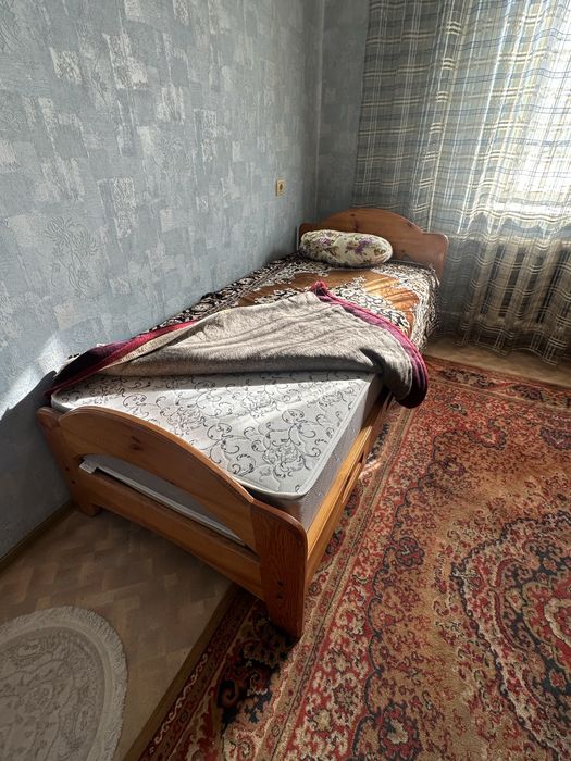 Кровать деревянная