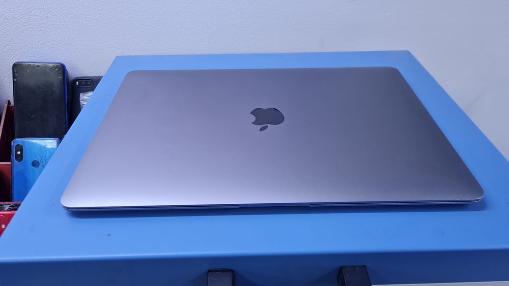 Macbook air 13 (2020) core i3, 8/256