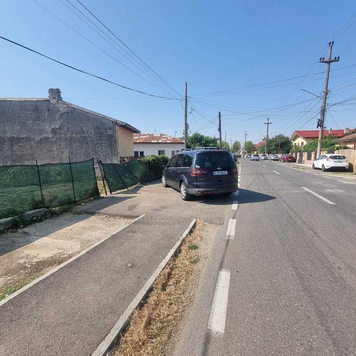 Casa demolabila si teren de vinzare central strada principala