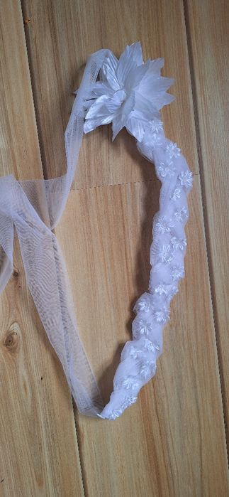 Accesoriu de par pentru dezgatitul miresei