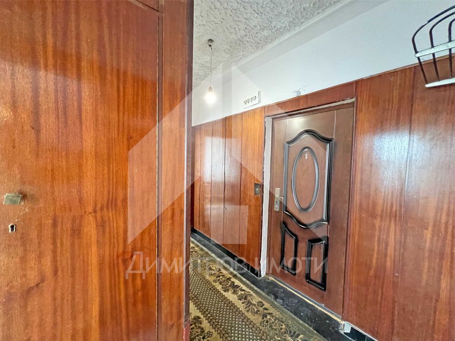 Продава се 65 кв.м. двустаен запазен апартамент ЦЕНТЪР гр. Нови пазар