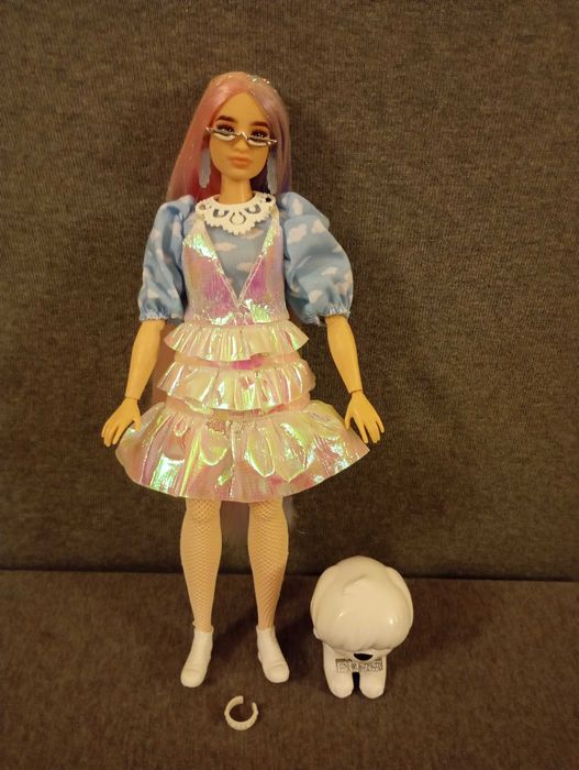 Кукла Barbie Extra с бяло куче.