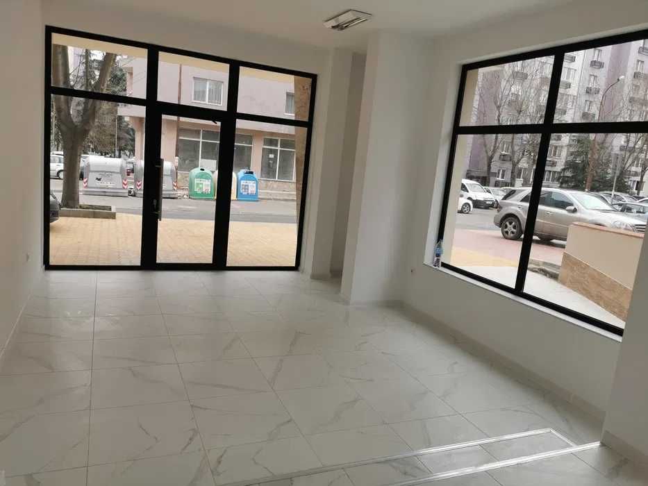 Дава се под наем Магазин в Бургас, Славейков - 85 кв.м за 690 € - Снимка #2