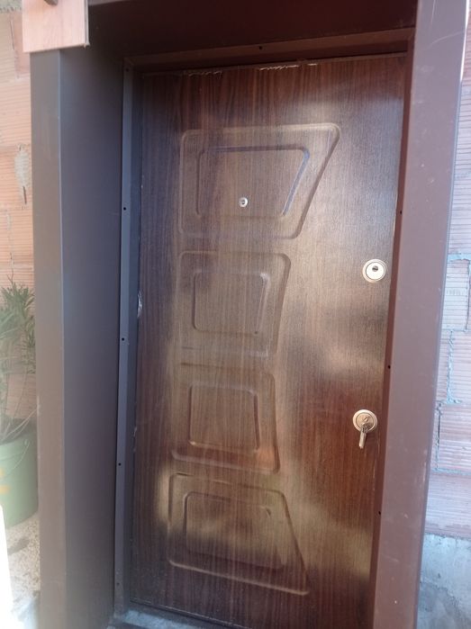 Нова блиндирана входна врата