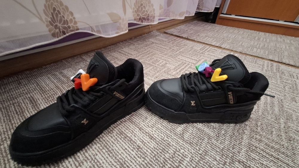 Vând Adidasi Louis Vuitton