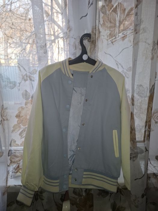 Бомбер голубой с белым