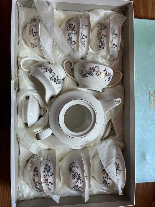 В наличии 2 набора посуды.  Чайник ,12 пиалок, молочница, сахарница