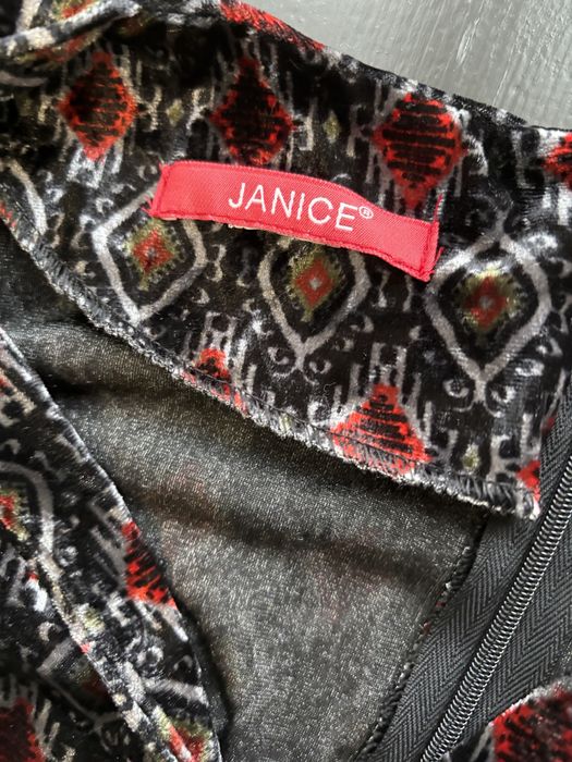 Rochie damă, nouă, fara eticheta, cu mici defecte.