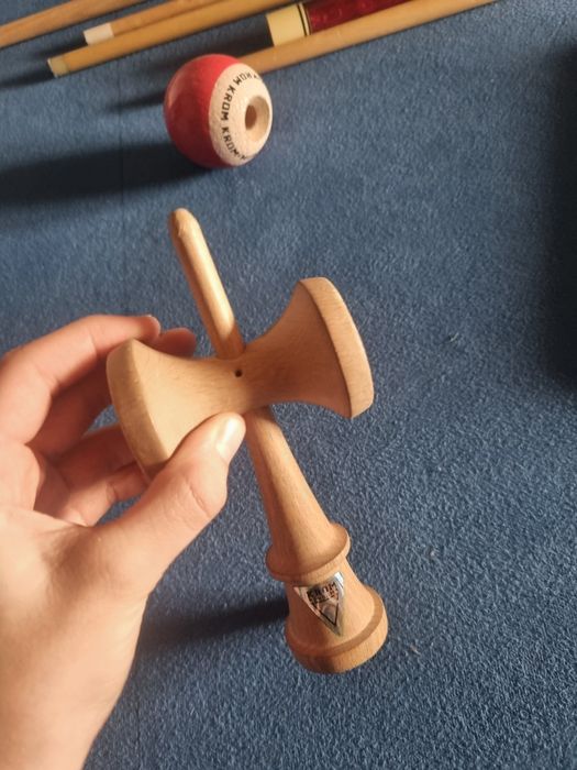 Kendama KROM pop LOL roșie
