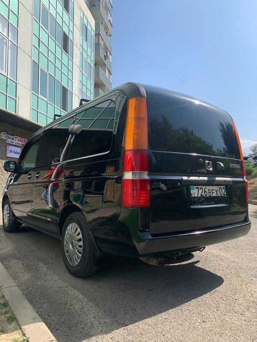 Автомобиль Honda Stepwgn RF3 минивен на 8 мест передний привод