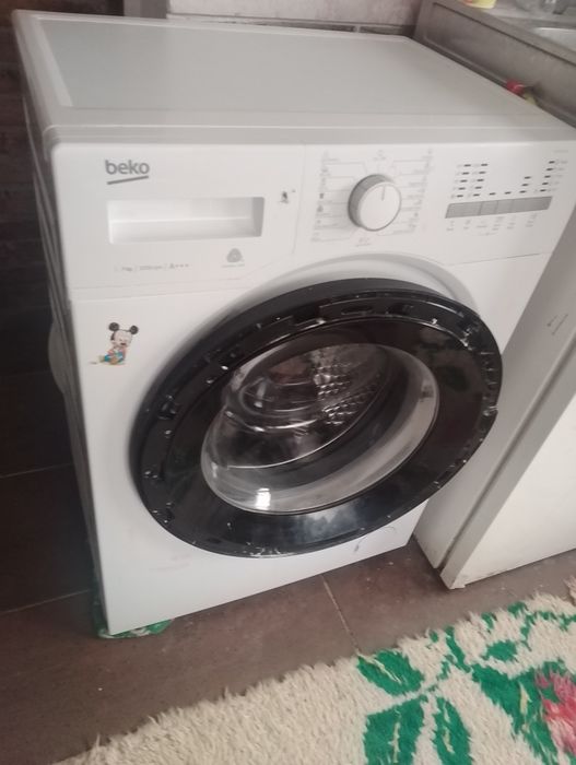 Работеща пералня с следи от употреба