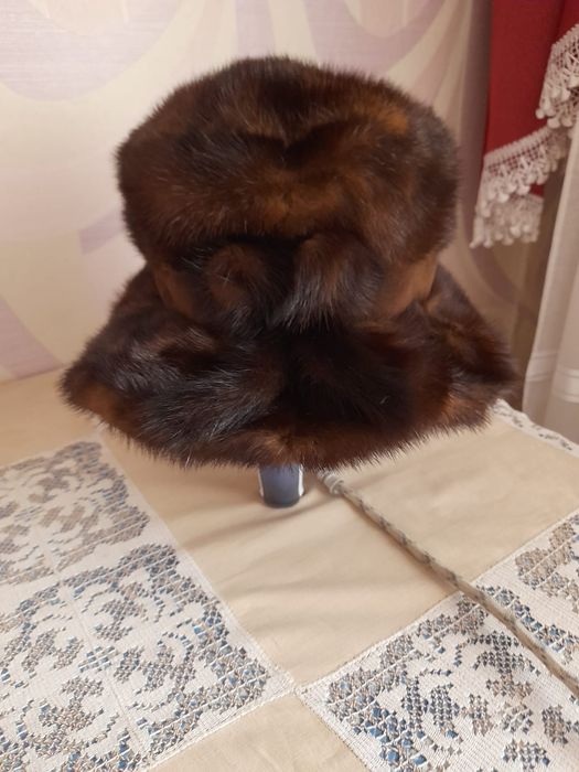 Шапки женские разные.