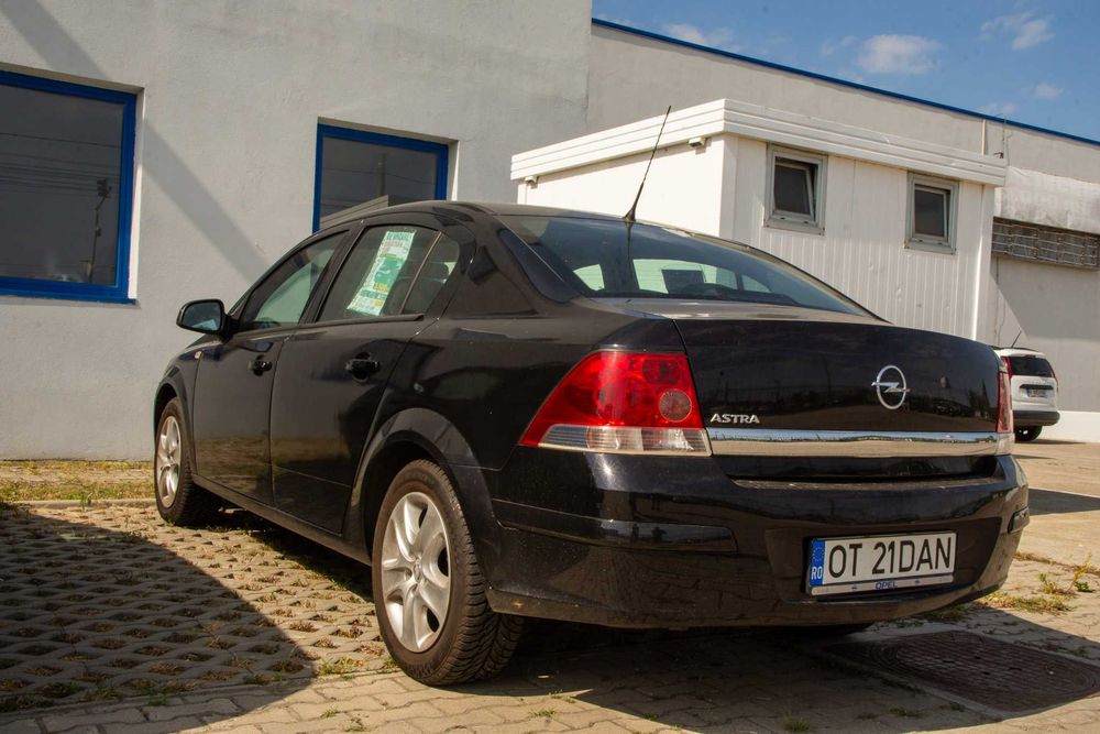 Opel Astra H Sedan, 1.6 benzina, 115cp