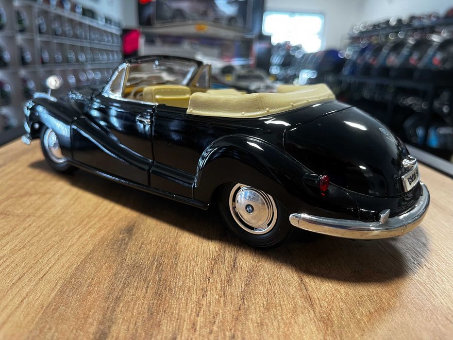 MAISTO колекционерски модел BMW 507 1955г. 1:18 мащаб,като нов